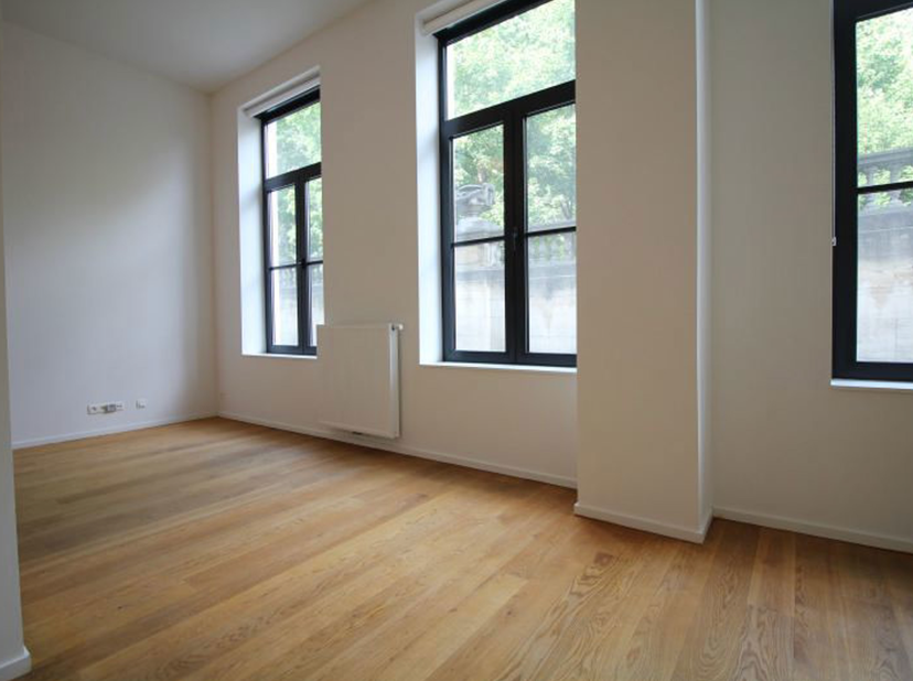 TRONE : à l’arrière du Palais Royal face à la place du Trône, studio de 57 m² au rez-de-chaussée comprenant : hall d’entrée avec wc, vaste séjour avec