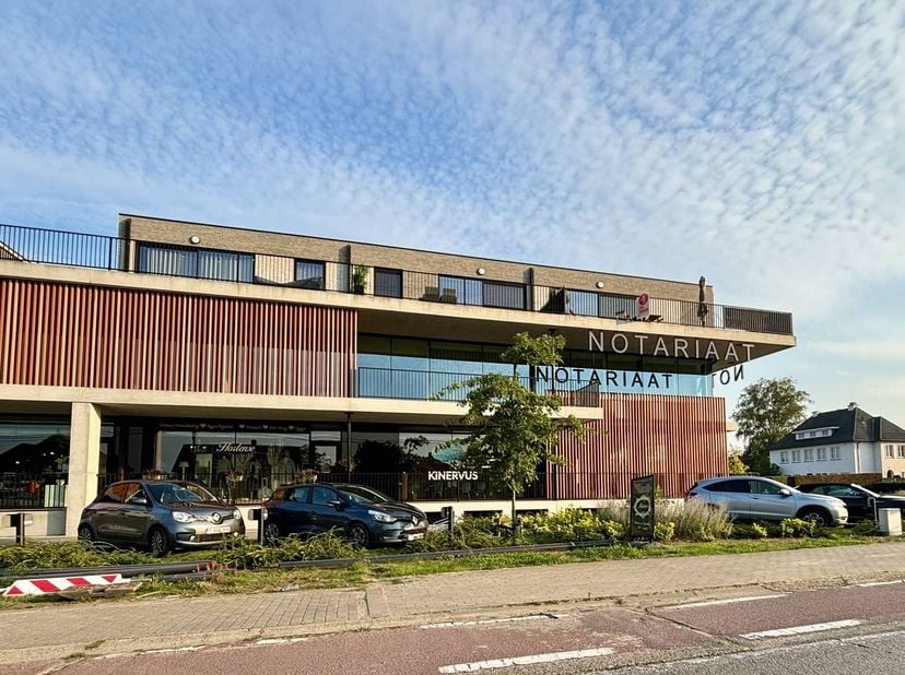 Aan de Steenweg 121 bus 13 in Alken — op 15 minuten van Hasselt centrum — bevindt zich dit recente appartement met uitstekend EPC-label A+. Het pand k