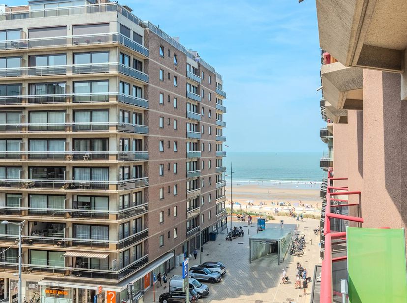 Gelegen op de vijfde verdieping bevindt zich dit lichtrijk appartement met prachtig zijdelings uitzicht op zee! Vanop het aangenaam terras kan u volop
