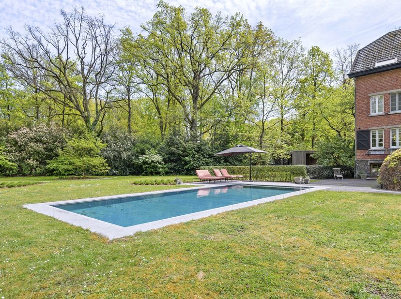 Découvrez cette charmante maison de maître située à Brasschaat, dans un environnement calme et privé, entourée d’un magnifique jardin propice à la dét