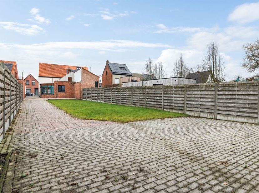 Ligging:<br />
De woning is gunstig gelegen op korte afstand van het centrum met winkels, scholen en horeca. Het pand geniet bovendien van een vlotte