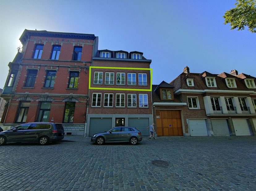 Henro-immo vous propose ce bel appartement situé au 2 étage dune petite résidence calme avec ascenseur.<br />
Il se compose dun hall dentrée desservan