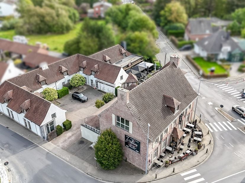 Deze uitzonderlijke eigendom omvat een hotel, twee restaurants en twee appartementen en vormt een unieke opportuniteit voor investeerders die op zoek