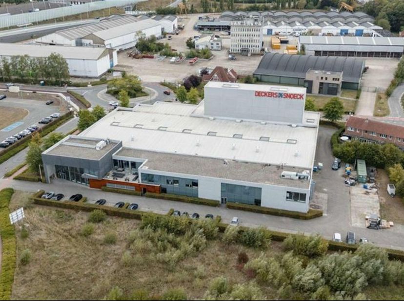 Bedrijfspand in Zwijndrecht. 5 sectionaalpoorten en laadkade. Direct aan Parallelweg-Zuid en nabij E17.<br />
<br />
--------<br />
niet opsplitsbaar<