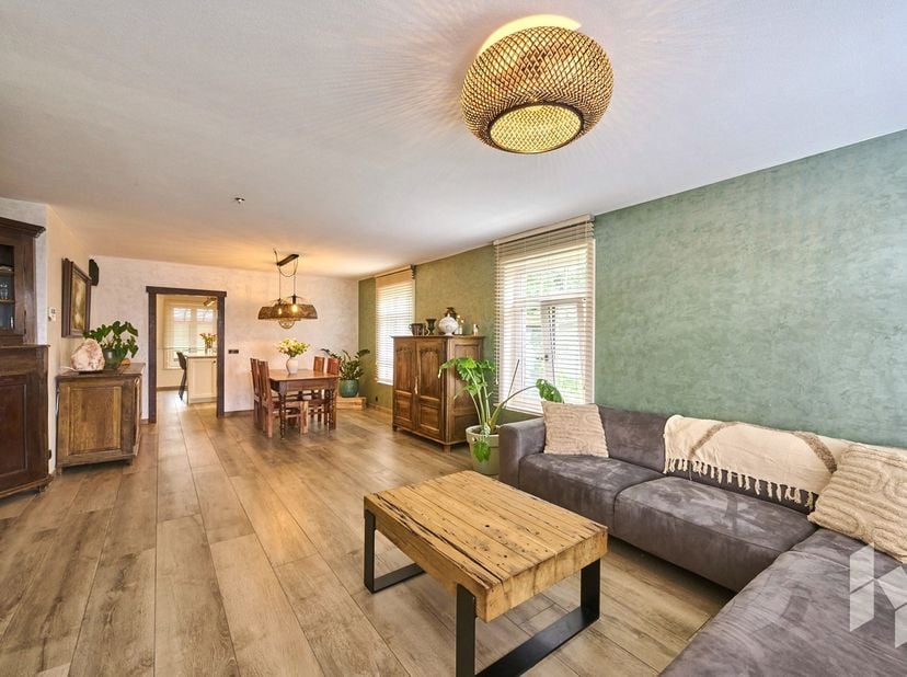Deze goed onderhouden en instapklare woning met 4 tot 6 slaapkamers is gelegen op een perceel van 1280 m² en biedt tal van mogelijkheden.<br />
De rui
