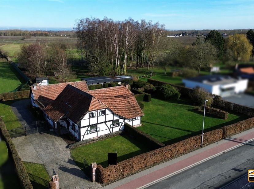 Riante villa met bouwgrond, zwembad en paardenaccommodatie in Kortessem<br />
<br />
Deze uitzonderlijke villa, gebouwd in 1981 in een charmante lan