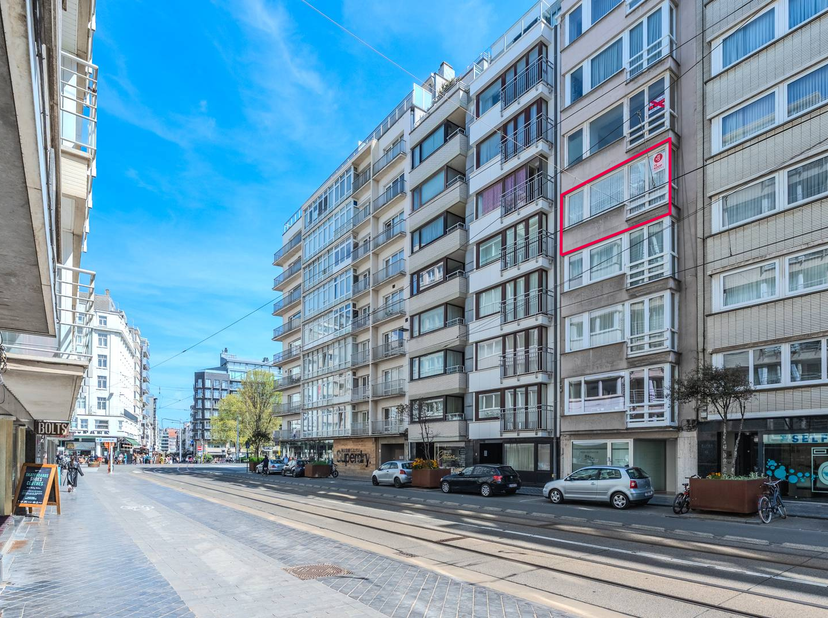 Ontdek dit lichtrijk en goed onderhouden appartement op de vierde verdieping van de Residentie Hilario te Oostende. Dit instapklare appartement geniet