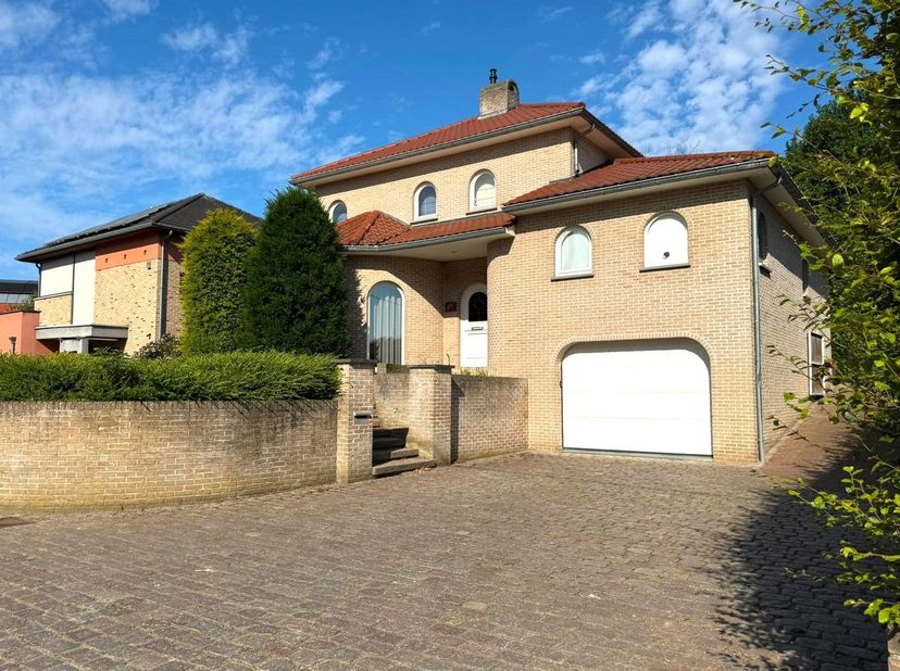 NIEUW<br />
<br />
﻿﻿Vrijstaande villa met&amp;nbsp;4 slaapkamers,&amp;nbsp;zwembad&amp;nbsp;en&amp;nbsp;multifunctioneel bijgebouw van ca. 160 m², op toplocatie in L