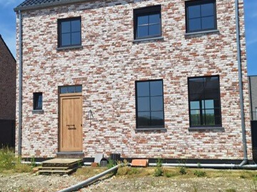 Deze moderne woning wordt volledig afgewerkt en is instapklaar tegen mei/juni 2026. Ze combineert hedendaags wooncomfort met een doordachte indeling e