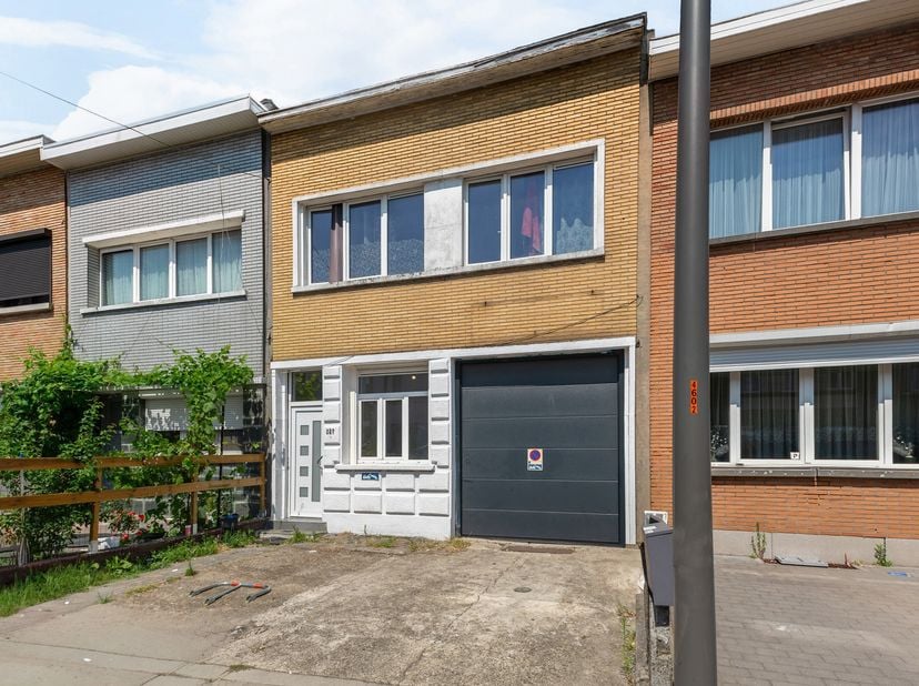 Polyvalent pand met woon- en magazijnruimte in Deurne<br />
Op een interessante locatie aan de Van Cortbeemdelei 227 in Deurne bevindt zich dit veelzi