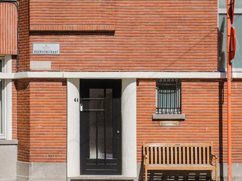 LIGGING<br />
Deze prachtige art-deco burgerwoning neemt een bijzondere plek in op de hoek van de Koersenstraat. Een charmante ligging in een levendig