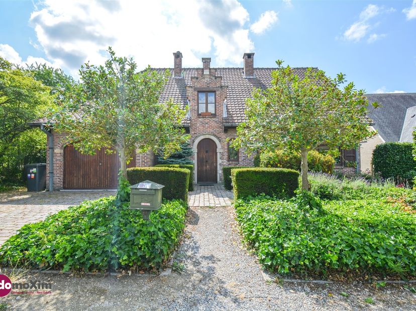 Mooie villa met 4 slaapkamers en een prachtige tuin<br />
<br />
In deze prachtige villa te midden van Sterrebeek beschikt u over een grote living m