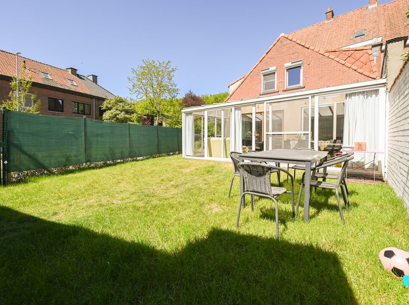 Centraal gelegen halfopen bebouwing met vijf slaapkamers genietende van een bewoonbare oppervlakte van maar liefst 268m² (volgens EPC-attest), gelegen