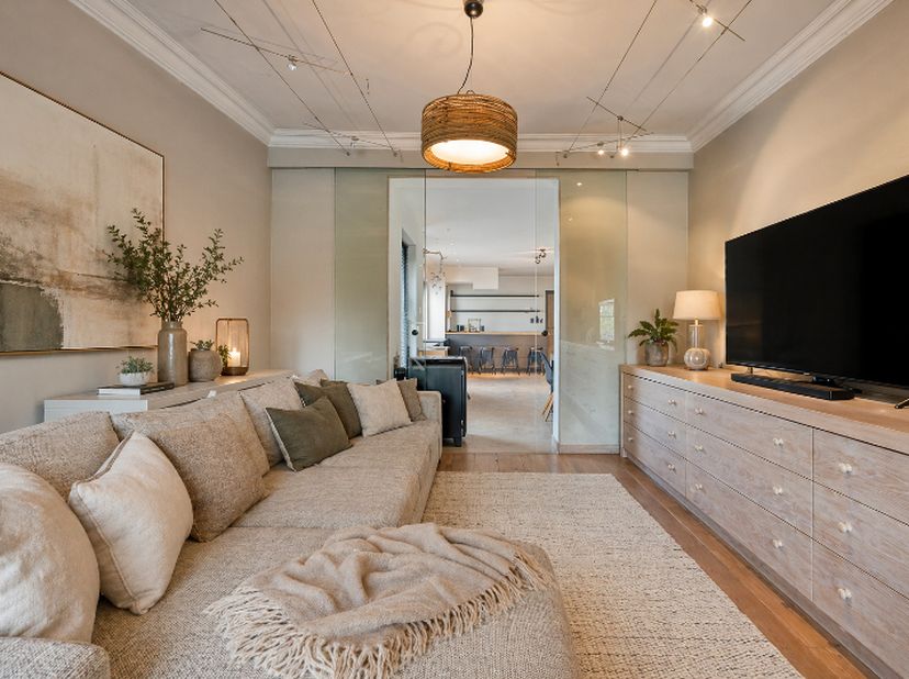 Deze charmante woning verwelkomt je via een ruime inkomhal met traphal en geeft meteen toegang tot de gezellige leefruimte.<br />
De prachtige living