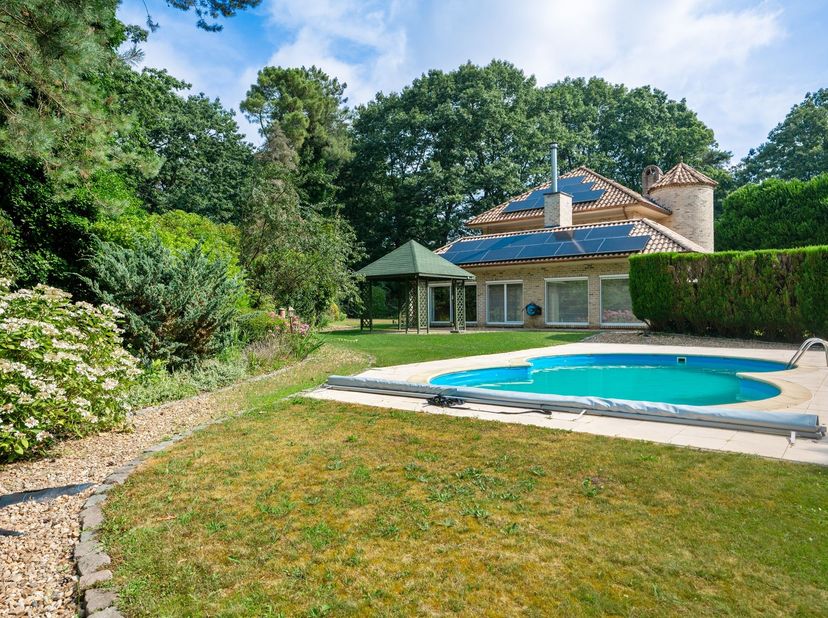 Ruime villa met 4 slpk op een perceel van 19a 11ca<br />
<br />
Deze ruime villa is gelegen op een prachtig perceel van 19a 11ca en biedt een doorda