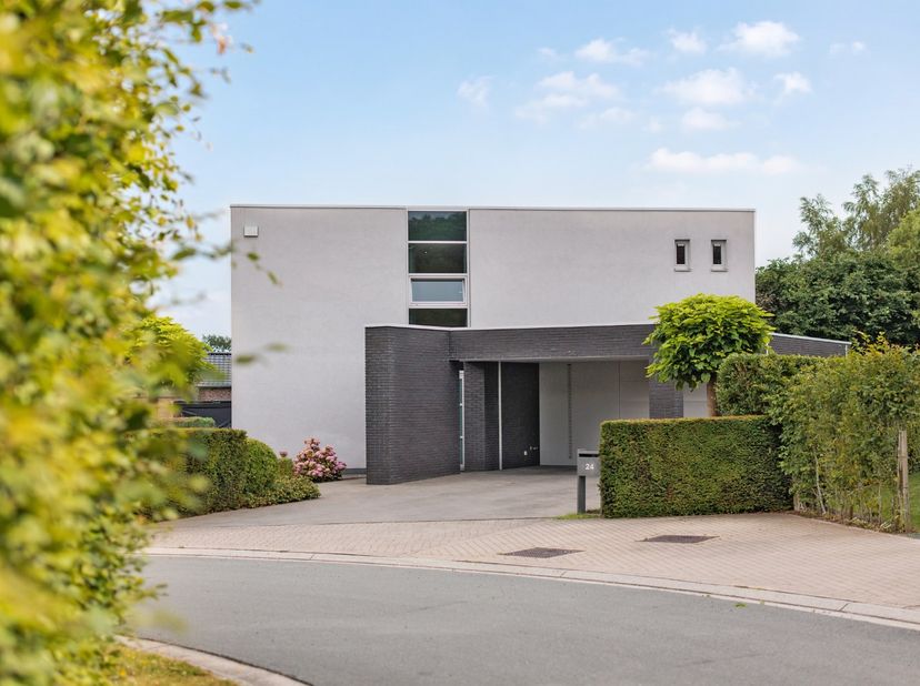 U kan de dossierstukken downloaden en de woning virtueel bezoeken op www.irres.be<br />
Bijkomende info en bezoeken via Manu op manu@irres.be of 0474