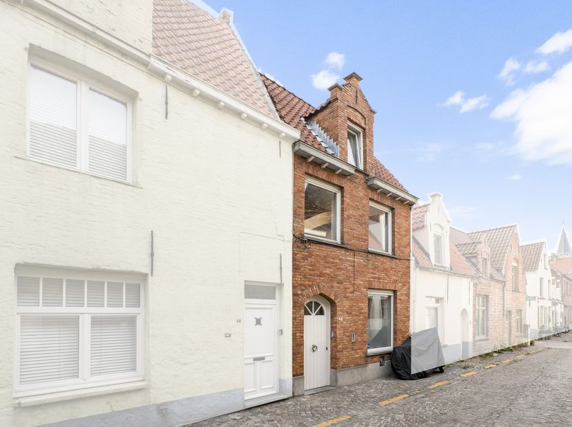 Mooie woning gelegen in het hartje van Brugge.<br />
Omvat: gang, keuken, living, terras, 2 slaapkamers, 1 badkamer, 1 bergruimte en 2 toiletten.<br /