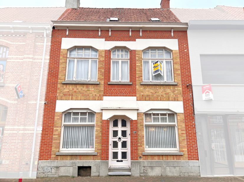 Deze woning biedt een charmante voorgevel en een inkomhal die toegang geeft tot twee gezellige livings, een functionele keuken, een wasberging, een ap