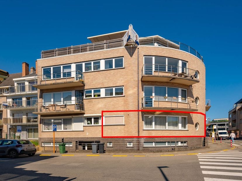 INSTAPKLAAR RUIM APPARTEMENT<br />
<br />
Bent u op zoek naar een centraal gelegen appartement met een praktische indeling, veel bergruimte en een uit