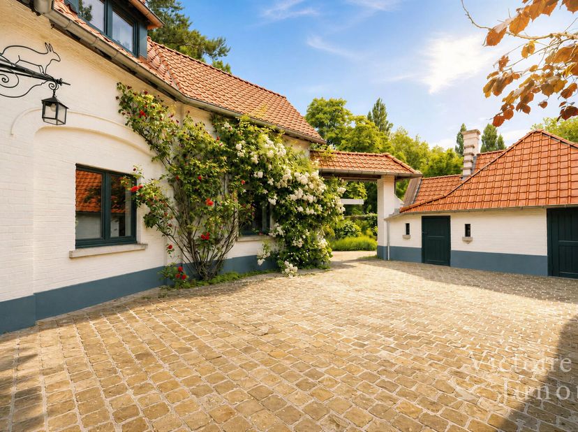 WSP : In het hart van dit uitzonderlijke terrein van 2 hectare<br />
waar 12 prestigieuze residenties, grote landschaps Tuinen, een vijver, op een paa