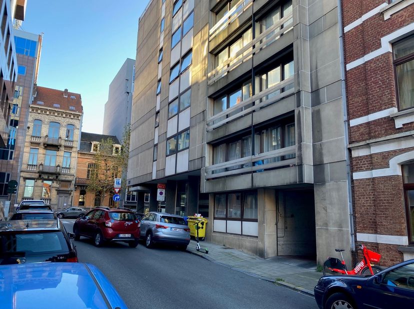 Mooie ruime parkeerplaats in een ondergrondse parking van een appartementsgebouw. Gemakkelijk toegankelijk en super goede ligging, kortbij de Europese