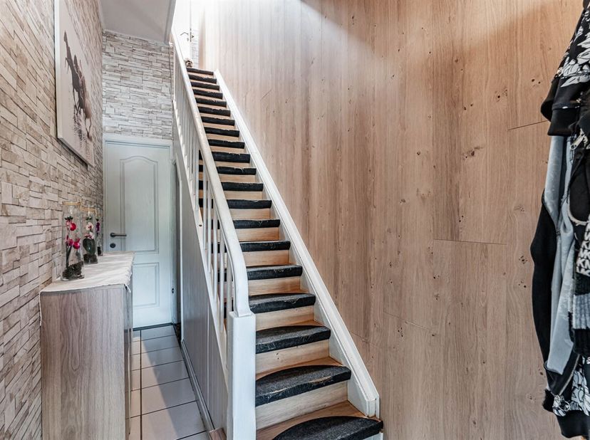 Deze woning is gelegen in Deurne-Zuid een centrale locatie, met scholen, winkels, openbaar vervoer en belangrijke invalswegen in de nabije omgeving.<b
