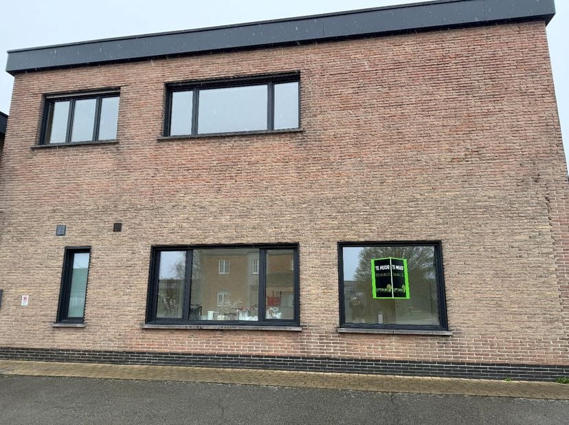 Ruime woning gelegen in het rustige Sint-Eloois-Vijve.<br />
 Vernieuwde keuken<br />
 Vernieuwde badkamer<br />
 2 ruime slaapkamers<br />
 Verwarmin