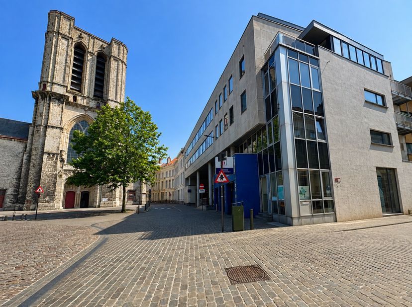 TE KOOP - GENT. Op de hoek van het Ingelandgat en het Sint-Michielsplein bevindt zich deze instapklare kantoor - of winkelruimte met een bruikbare opp