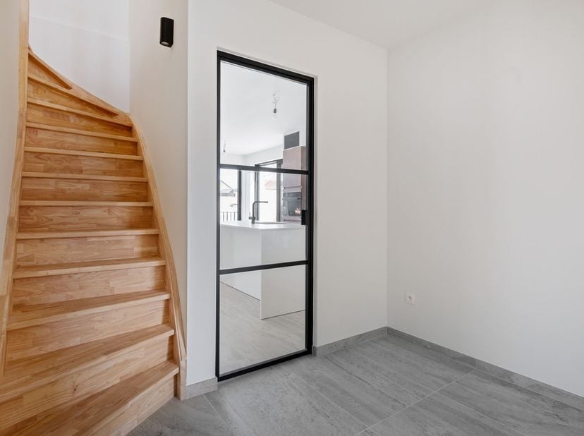 Ruim duplexappartement met 4 slaapkamers, eigen tuin én terras, EPC A en autostaanplaats op een uitstekende locatie in Landen. Aankoop aan 6% btw is m
