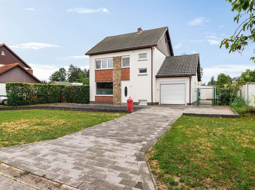 Gezinswoning met 3 slaapkamers en garage op 820m²<br />
Gelijkvloers<br />
Via de inkomhal betreedt u de woning met toegang tot de leefruimte, die is