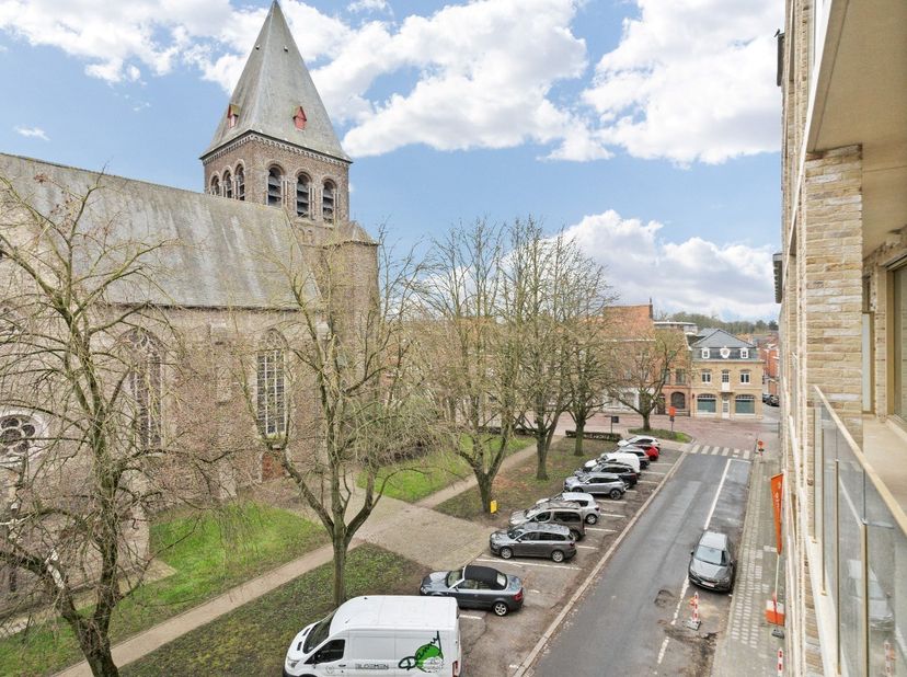 Ruim appartement gelegen op de 3de verdieping in Residentie Pietershof. <br />
<br />
Het appartement bestaat uit:<br />
Inkomhal met gastentoilet - r