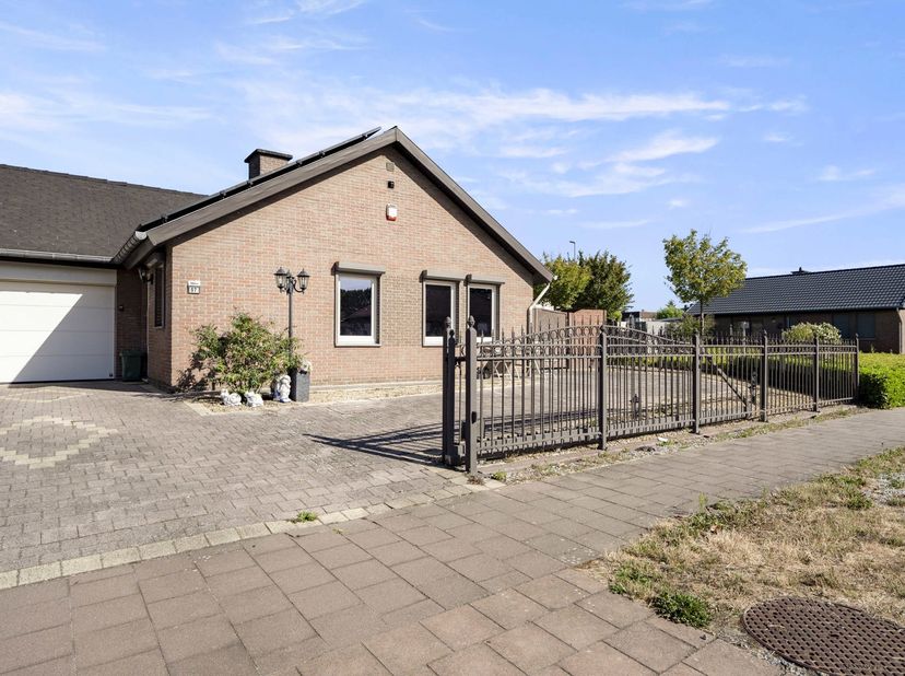 Moderne gelijkvloerse woning met 4 slaapkamers en zonnepanelen <br />
<br />
<br />
Welkom in deze ruime en verrassend veelzijdige woning met 4 slaapk
