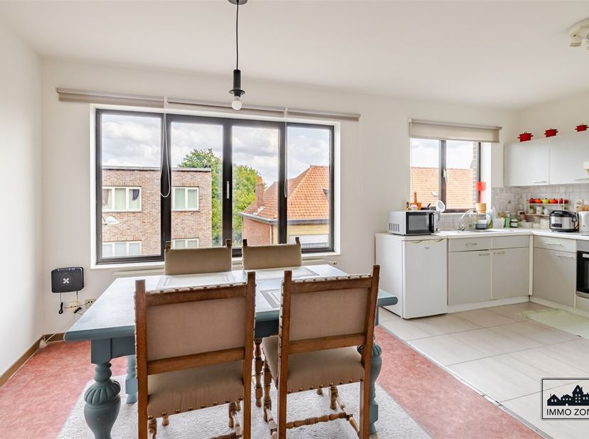 Bent u op zoek naar een éénslaapkamerappartement met garagebox in Sint-Gillis-Waas? Dan is dit zeker iets voor u!<br />
Dit mooie, ruime appartement i