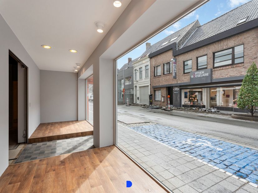 Ruim handelspand (123m²) in het centrum van Roeselare.<br />
De handelsruimte was voorheen ingericht als kledingzaak maar biedt verschillende mogelijk