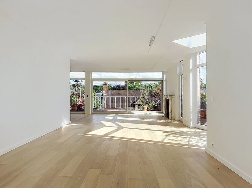 Gelegen nabij de Franklin Rooseveltlaan en het ISB, ontdek dit penthouse van 148m2 (volgens plannen) met 3 slaapkamers, 2 badkamers en een panoramater