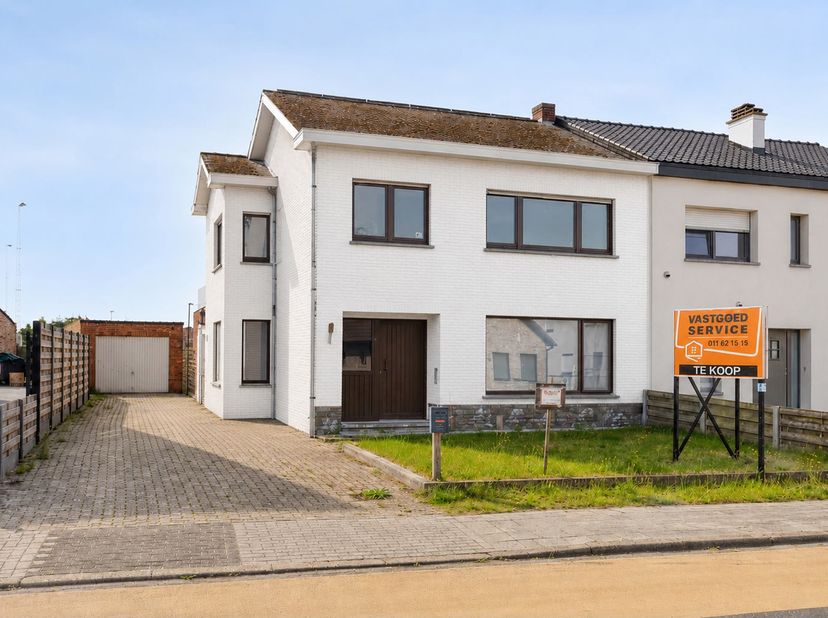 Centrum gelegen woning op een perceel van 7 are 25 ca. <br />
<br />
Belangrijke troeven: <br />
*leuke aangename tuin – zuid georiënteerd <br />
*per