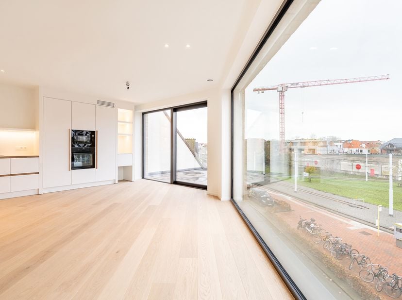 Découvrez ce magnifique appartement neuf situé dans un immeuble prestigieux, doté de deux chambres à part entière, idéalement situé au cœur de Knokke,