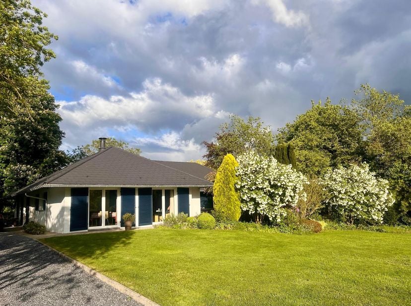 Villa de plain-pied avec piscine sur terrain de 3500m2<br />
<br />
Située dans un environnement calme et verdoyant, cette magnifique villa de plain-p