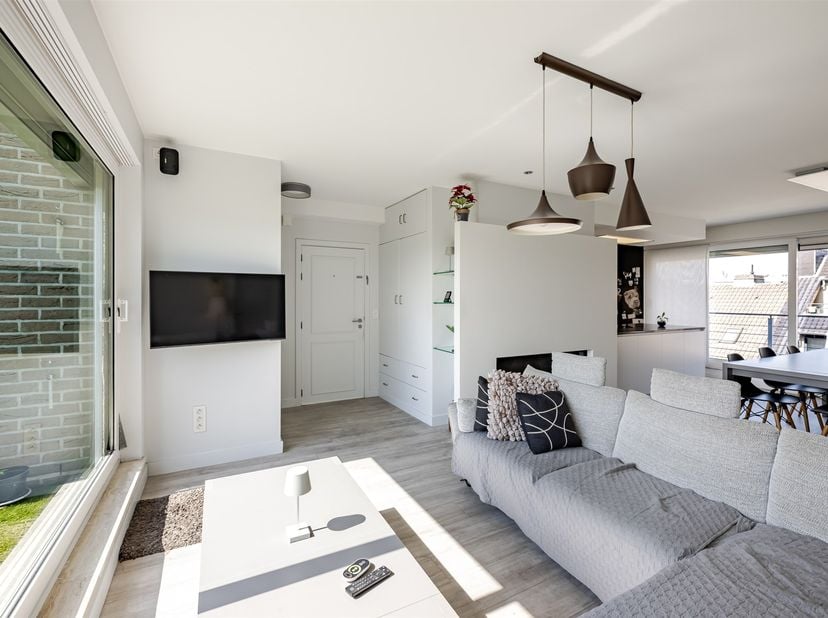 In de Mercatorstraat in Sint-Niklaas bevindt zich dit ruime duplexappartement met een bewoonbare oppervlakte van 170 m² en een zonnig terras van 27 m²