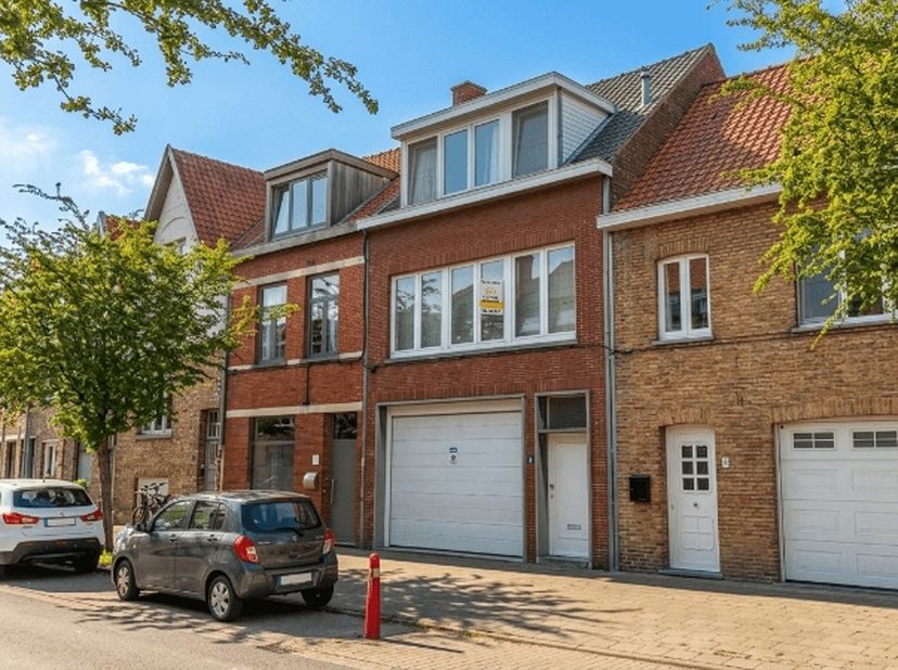 Comfortabele Bel-etage woning met 3 slaapkamers,  GARAGE voor 2 wagens, TERRAS en TUIN, uitstekend gelegen in een een rustige en aangename woonwijk in