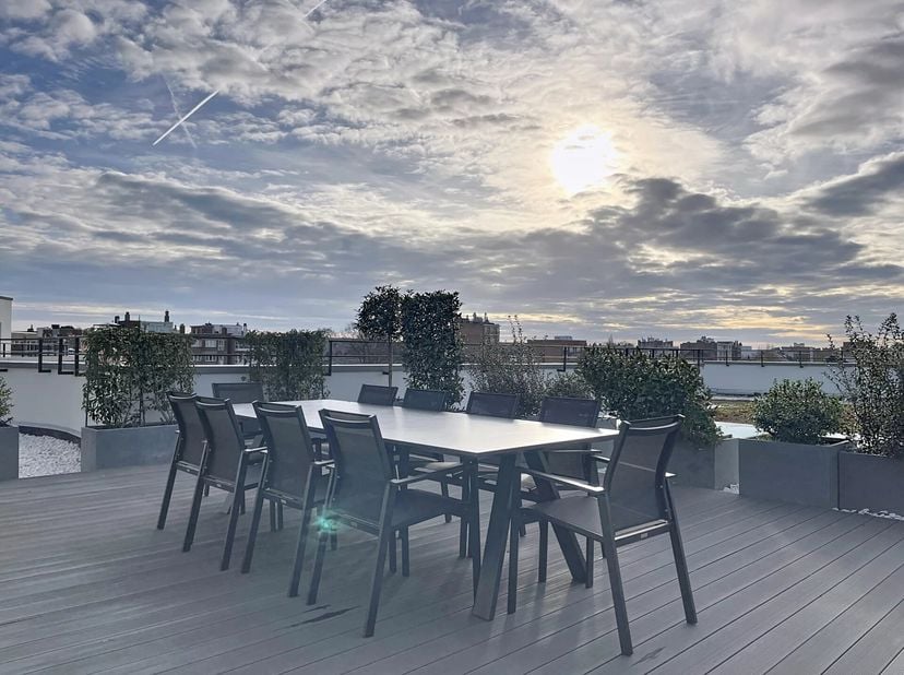 Ontdek dit uitzonderlijke penthouse van +-500m2 (volgens PEB), gelegen in een gebouw uit 1910 dat volledig is gerenoveerd in 2013, met ontvangst- en b