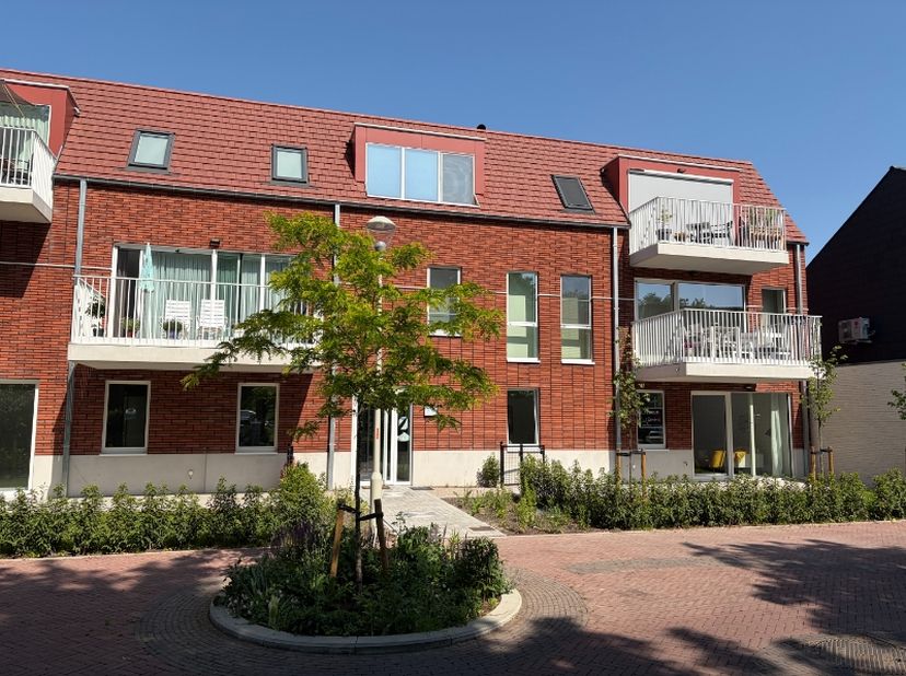 Dit nieuwbouw appartement bevindt zich op het gelijkvloers vooraan rechts, in een gebouw recent opgetrokken in 2026.&amp;nbsp; Het heeft een zeer goed E-p