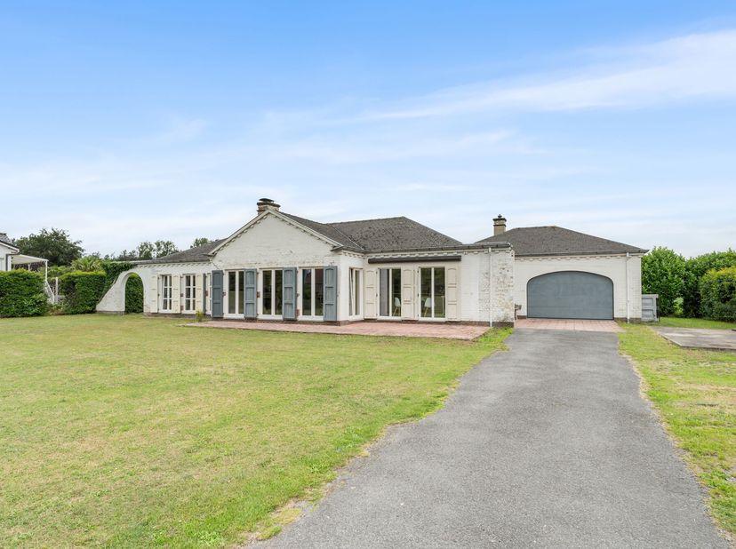 Op een uitstekende locatie langs de Koning Albertlaan in Maldegem bevindt zich deze statige, vrijstaande villa op een ruim perceel. Deze karaktervolle
