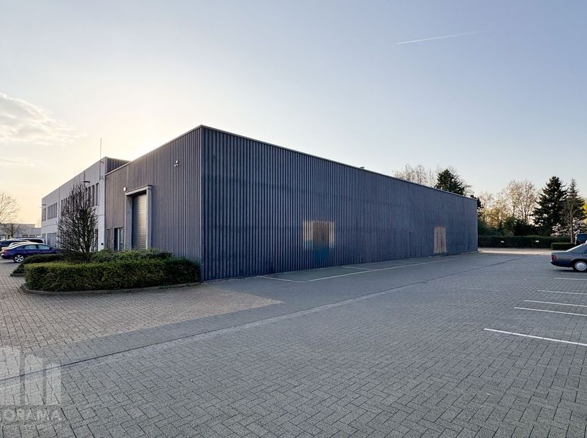 KMO-unit&amp;nbsp;van 205 m²&amp;nbsp;met een ingerichte&amp;nbsp;kantoren 267 m² op toplocatie!<br />
<br />
De opslagruimte&amp;nbsp;met een vrije hoogte van 5m is