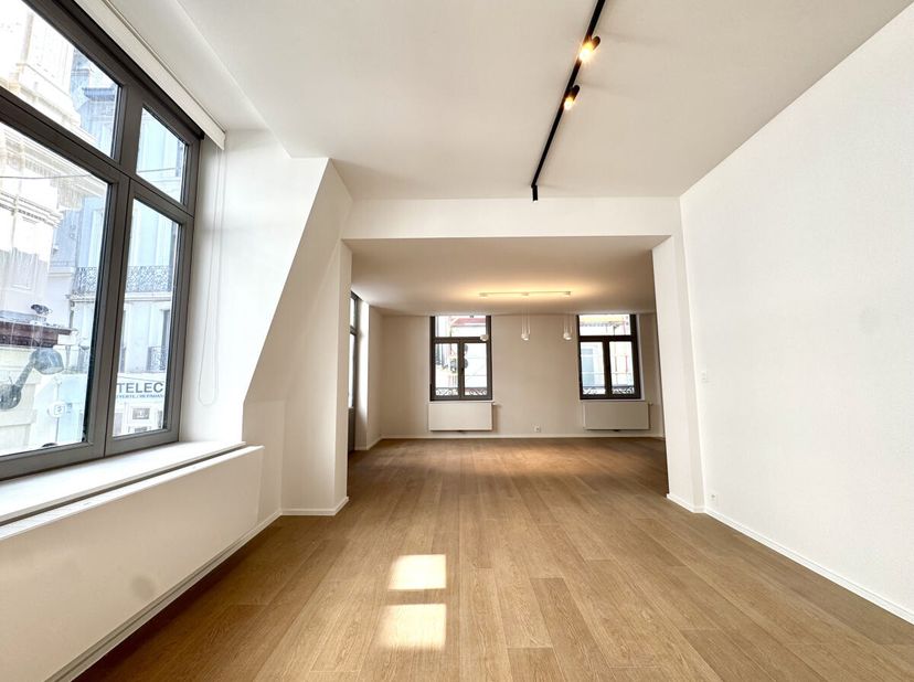 Op 10 minuten lopen van de Grote Markt, een appartement van 78 m² (volgens EPC) op de 1e verdieping met lift in een grondig gerenoveerd gebouw. Het ap