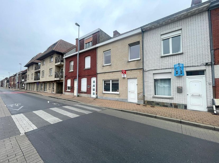 zinswoning biedt vier slaapkamers, een gezellige woonkamer en een praktische keuken. De ligging in het hart van Wervik maakt alles vlot bereikbaar, te