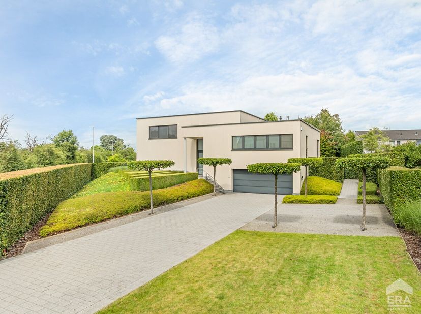 Kwalitatief afgewerkte villa (EPC-label B) met 4 slaapkamers, bureel en prachtige tuin op toplocatie in Sint-Truiden. Voor meer info ga naar https://w