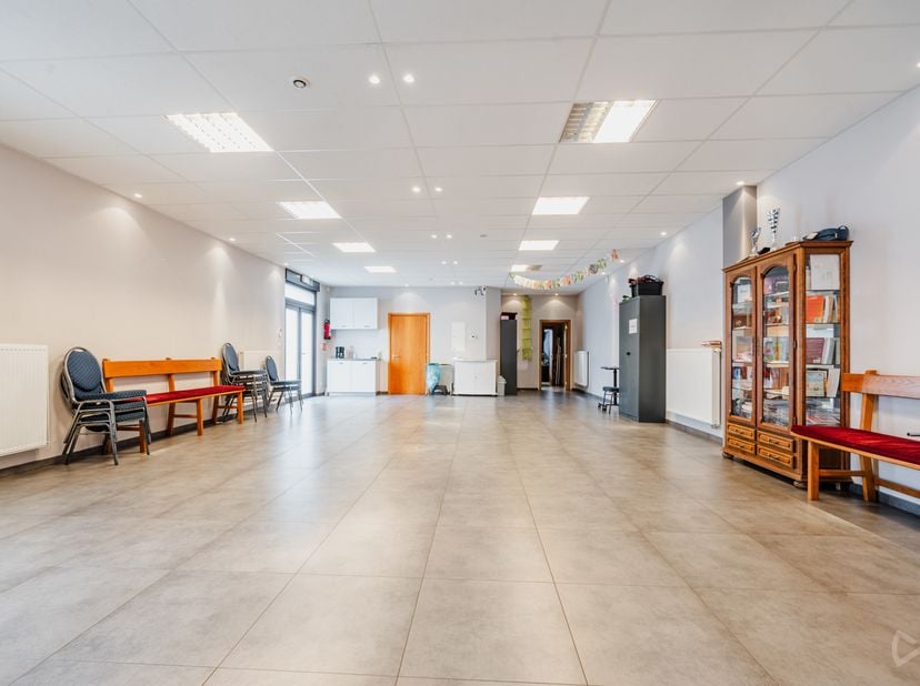 À La Louvière, à deux pas du stade du Tivoli et de lhôpital, We Invest Centre Hainaut vous présente un bâtiment exceptionnel: un temple protestant au