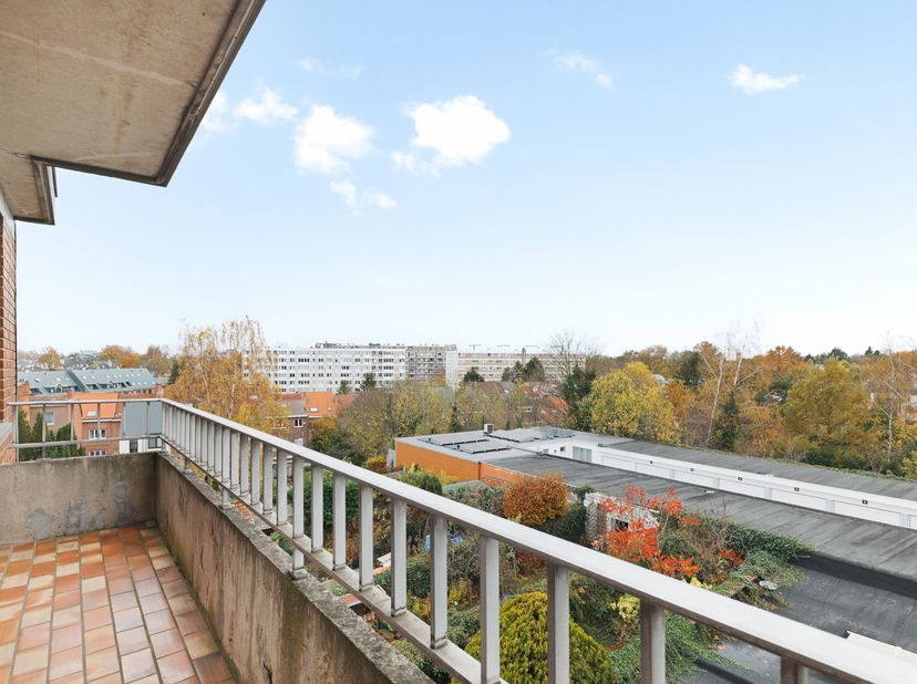 WOLUWE-SAINT-PIERRE, situé au 2ème étage sur 3 d'un immeuble construit en 1964, APPARTEMENT (2ch/1sdb) de 80m² habitables avec terrasse et cave. Il es
