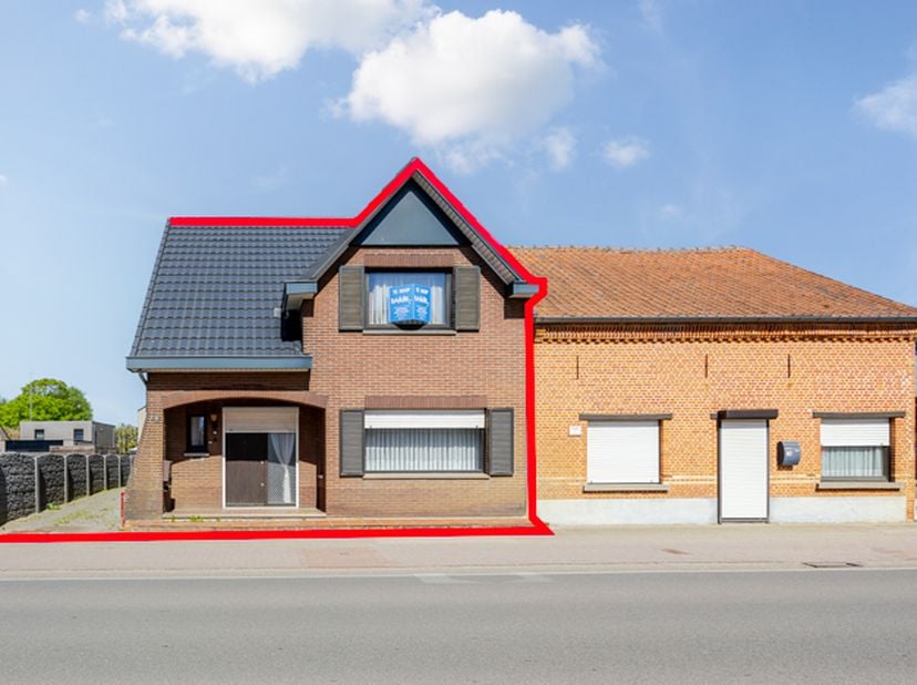 HALFOPEN BEBOUWING<br />
<br />
Indeling: hal, living, keuken, badkamer, overdekte veranda, CV-ruimte, 3 slaapkamers, tuin, garage. <br />